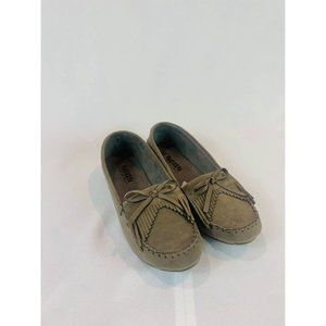 Brand New Women’s Size 6 Gray Fringed Flats